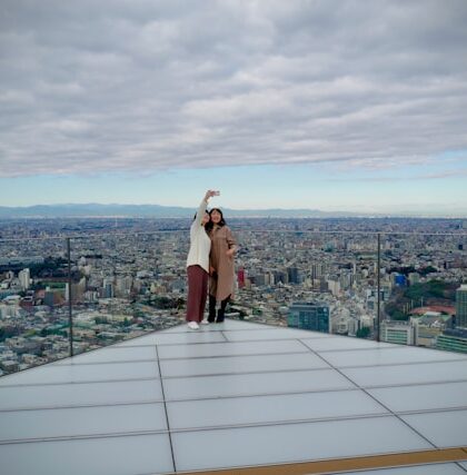 Nieprzypadkowe spojrzenia w niebie pełnym ludzi