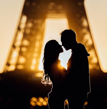 Nie pamiętam już dokładnie, kiedy po raz pierwszy pomyślałam, że zamiast kolejnej filiżanki kawy, która na dobre weszła w mój codzienny rytuał, mogłabym postawić na coś zupełnie innego. Coś, co nie tylko pobudzi moje zmysły, ale przede wszystkim doda życia moim dniom. Przez wiele lat kawa była moim nieodłącznym towarzyszem – rano, w pracy, wieczorem, kiedy siadałam sama przed komputerem, by uporządkować myśli lub po prostu odpocząć. Jednak po czterdziestce, kiedy życie zaczęło nabierać nieco innego wymiaru, poczułam, że to już nie wystarcza. Przez długi czas myślałam, że ten etap mojego życia będzie spokojny, poukładany i stabilny, ale nie do końca spełniający te wszystkie emocjonalne potrzeby, które kiedyś wydawały się takie oczywiste. Z jednej strony czułam się spełniona zawodowo – miałam dobrze płatną pracę, niezależność finansową i względny spokój. Z drugiej – coraz częściej nachodziło mnie poczucie pustki, samotności i niedosytu. Nie byłam samotna w sensie fizycznym, ale brakowało mi bliskości, tej prawdziwej, intymnej relacji, która odżywia duszę. Zaczęłam więc rozglądać się za czymś nowym, nieznanym. I tak, trochę z przekory, a trochę z ciekawości, założyłam konto na portalu randkowym. Przyznam szczerze, że początkowo było to dla mnie trochę jak zabawa. Sprawdzenie, jak to działa, przeczytanie kilku profili, może parę rozmów. Nie miałam wygórowanych oczekiwań, ani planu, by zmieniać całe swoje życie. To miała być tylko taka forma oderwania od codzienności, coś nowego i ekscytującego. Pierwsze dni na portalu były dla mnie mieszanką fascynacji i lekkiego zdenerwowania. Nie wiedziałam, czego się spodziewać, jak się zachować, co napisać. Każde nowe powiadomienie wywoływało u mnie delikatne drżenie serca, tak jak wtedy, gdy się zakochałam po raz pierwszy jako nastolatka. Jednak szybko przekonałam się, że randkowanie po czterdziestce to zupełnie inna bajka niż młodzieńcze podboje. Tu liczy się szczerość, dojrzałość i autentyczność, a nie tylko powierzchowność czy chwile ulotnej fascynacji. Po kilku tygodniach rozmów pojawił się Marek. Jego profil wyróżniał się czymś, czego na portalu szukałam najbardziej – naturalnością i ciepłem. Zdjęcie, na którym siedział na ławce w parku z książką w ręku, nie było ani profesjonalne, ani wyretuszowane. Opis, w którym pisał o swojej pasji do jazdy na rowerze i prostych przyjemnościach życia, wydał mi się bardzo prawdziwy. Wymieniliśmy kilka wiadomości, a potem zdecydowaliśmy się na spotkanie na żywo. Pamiętam ten dzień, jakby to było wczoraj. Słońce przyjemnie ogrzewało twarz, a ja czułam mieszankę ekscytacji i lekkiego stresu. Zamiast wybrać kolejną kawiarnię, wybraliśmy spacer w parku – chciałam, żeby to było naturalne i bezpretensjonalne. Marek okazał się człowiekiem, którego łatwo się słuchało, a rozmowa płynęła tak lekko, jakbym znała go od lat. Wtedy zrozumiałam, że ta decyzja – zamienić kawę na randkę – była początkiem czegoś, czego dawno szukałam. Z każdym kolejnym spotkaniem nasza relacja rosła w siłę. Nie chodziło tylko o samą bliskość fizyczną, ale o coś znacznie głębszego. Wspólne spacery, rozmowy o marzeniach i lękach, śmiech i cisza – wszystko to sprawiało, że zaczęłam inaczej patrzeć na siebie i świat. Marek nie próbował mnie zmieniać, a jednocześnie był dla mnie inspiracją. Jego spokój i pewność siebie pomagały mi radzić sobie z własnymi obawami i wątpliwościami. Zamieniłam więc poranną kawę, która kiedyś była moim ratunkiem przed codzienną rutyną, na spotkania z nim, które dawały mi o wiele więcej – energię, radość i poczucie, że życie po czterdziestce może być fascynującą przygodą. Zaczęłam się bardziej otwierać na nowe doświadczenia, a także na siebie samą. Nauczyłam się, że nie ma jednej właściwej drogi do szczęścia i że warto podążać za tym, co serce podpowiada, nawet jeśli oznacza to wyjście ze strefy komfortu. Przez te miesiące zrozumiałam także, jak bardzo zmienia się sposób postrzegania miłości i związków w dojrzałym wieku. To już nie jest wyścig, gdzie wszystko musi być idealne i szybkie. To raczej świadoma podróż, gdzie liczy się autentyczność, wzajemny szacunek i wsparcie. Nie ma miejsca na udawanie, nie ma potrzeby nagrywania się na kogoś, kim się nie jest. Po czterdziestce uczymy się kochać siebie, z całym bagażem doświadczeń i emocji, a to z kolei pozwala budować prawdziwe relacje. Marek i ja stworzyliśmy coś wyjątkowego. Nie była to miłość z filmów romantycznych, pełna dramatów i gwałtownych zwrotów akcji, ale coś spokojnego i stabilnego, co jednak nie znaczy, że pozbawione było emocji. Wręcz przeciwnie – każdy dzień przynosił nowe powody do uśmiechu i wdzięczności. Dzięki temu, że postawiłam na autentyczność i nie bałam się spróbować czegoś nowego, odkryłam, że życie po czterdziestce może być równie pełne miłości i pasji, co w młodości, a może nawet bardziej. Moja decyzja, by zamienić kawę na randkę, była symbolem większej zmiany w moim życiu – otwarcia się na nowe możliwości i odwagę, by nie zatrzymywać się na tym, co znane i wygodne. To także historia o tym, jak internet, choć często krytykowany za powierzchowność, może być miejscem prawdziwych spotkań i relacji, jeśli tylko podejdziemy do tego z sercem i rozwagą. Dziś, kiedy patrzę wstecz, wiem, że ta zmiana była jedną z najlepszych rzeczy, jakie mogły mi się przytrafić. Nie tylko dlatego, że znalazłam kogoś wyjątkowego, ale przede wszystkim dlatego, że nauczyłam się na nowo cieszyć życiem i ufać sobie. I choć kawa wciąż bywa obecna w mojej codzienności, to właśnie spotkania i relacje z ludźmi dają mi prawdziwą energię i sens. Zamieniłam kawę na randkę – tak zmieniło się moje życie po czterdziestce